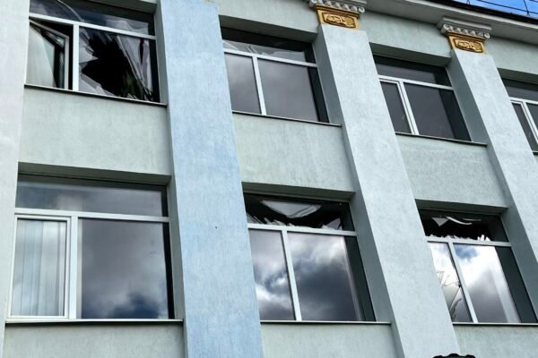 Уламки збитих дронів пошкодили будинки, школу та ЛЕП на Хмельниччині (ФОТО)