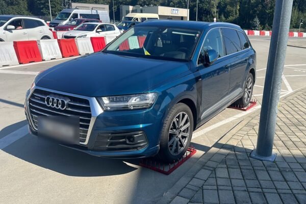 Українка намагалася виїхати з країни на краденому позашляховику