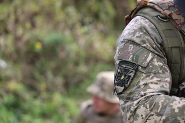 Гарно палало: прикордонники розтрощили сховище боєприпасів росіян (ВІДЕО)