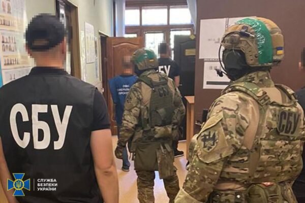У Харкові чиновники міграційної служби вимагали хабарі за видачу паспортів України (ФОТО)