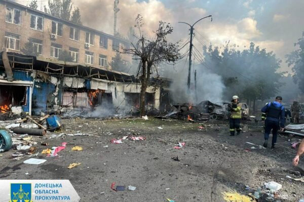Наслідки удару по Костянтинівці: під завалами ще перебувають люди (ФОТО)