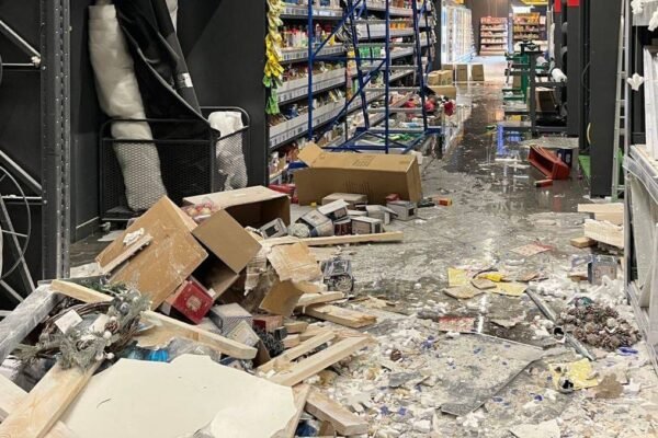 Росіяни вдарили з “Градів” та артилерії по Нікополю: Влучили у магазин (ФОТО)