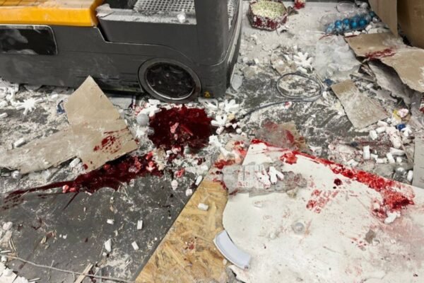 Обстріл Нікополя: Боді-камери поліцейських зафіксували перші хвилини після влучання в ТЦ (ВІДЕО)