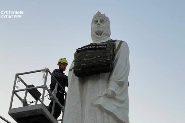 На пам’ятник Княгині Ользі у Києві наділи бронежилет із символічним написом (ФОТО)
