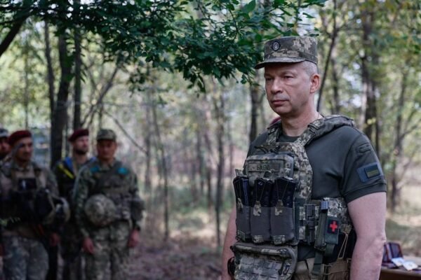Ворог намагається за рахунок штурмів відбити Андріївку та Кліщіївку, – Сирський