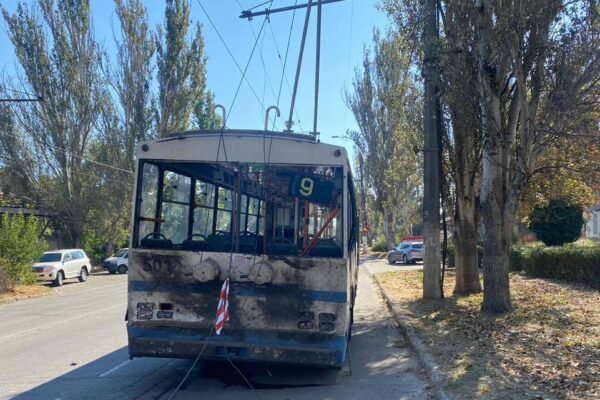 Окупанти обстріляли тролейбус у Херсоні: загинув поліцейський, є поранені (ФОТО, ВІДЕО)