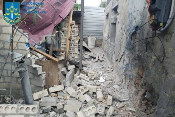 Росіяни вдарили по житлових кварталах Херсона: є загиблий (ФОТО)