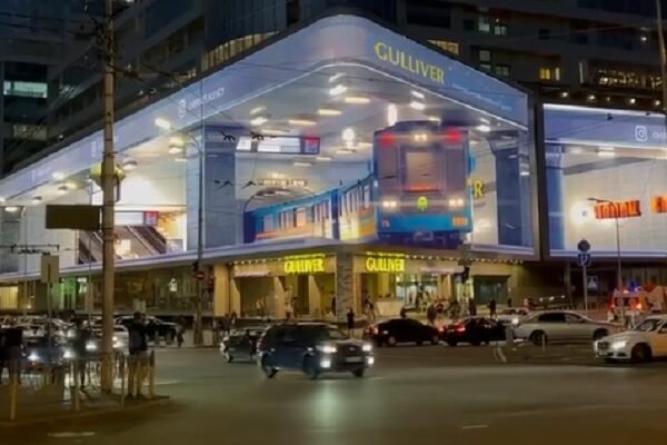 Поїзд метро: У Києві з’явилася перша 3D-інсталяція на фасаді ТЦ (ВІДЕО)
