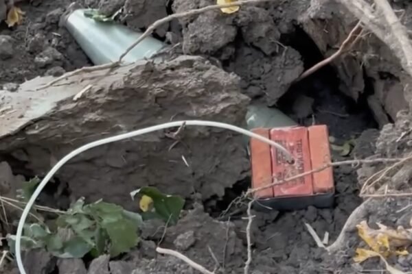 Прикордонники показали, як знешкодили фугасний снаряд на Купʼянському напрямку (ВІДЕО)