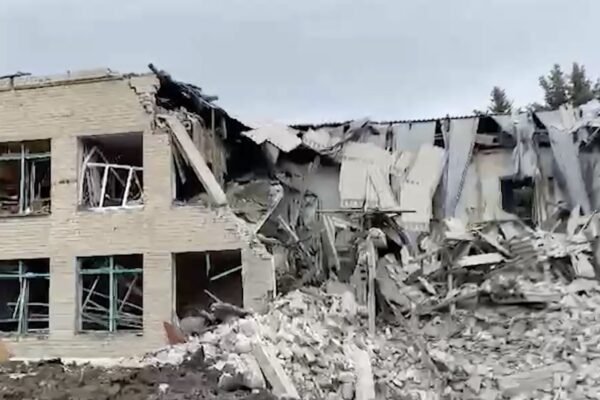 Росіяни вдарили двома ракетами по школі у Костянтинівці (ВІДЕО)