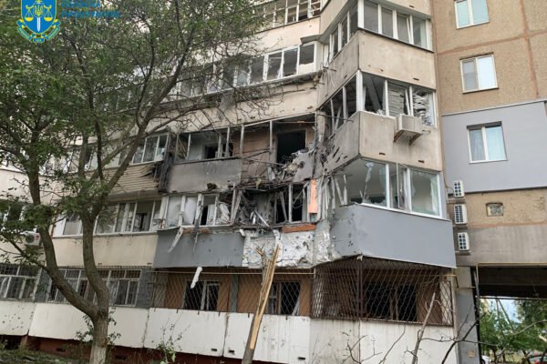 Росіяни обстріляли багатоповерхівки у Херсоні: Постраждали 11 людей (ФОТО, ВІДЕО)