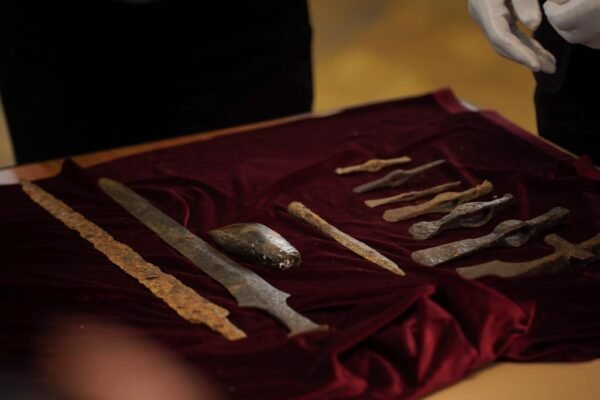 В Україну повернули 14 цінних історичних артефактів, викрадених росіянами (ФОТО)