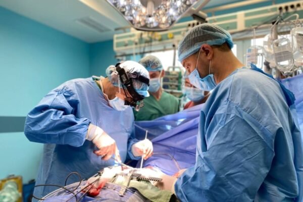 У Львові вперше в Україні провели унікальну трансплантацію комплексу серце-легені