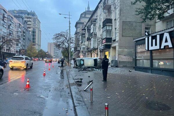В Києві іномарка влетіла в зупинку громадського транспорту, де перебували люди (ФОТО)