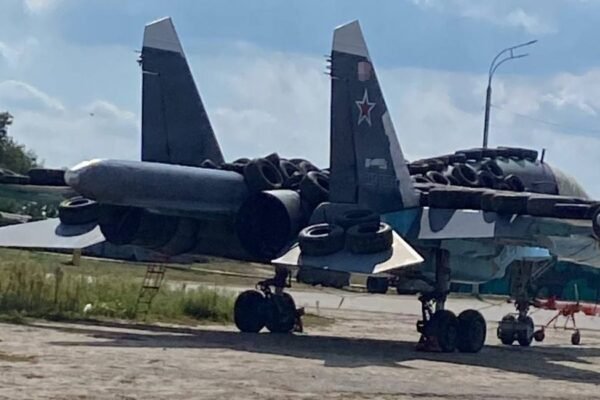 Гібридна модель: Росіяни намалювали на аеродромі в Енгельсі літаки-приманки з помилками (ФОТО)