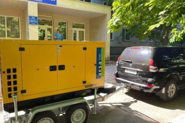 Українські лікарні отримали 42 потужні генератори