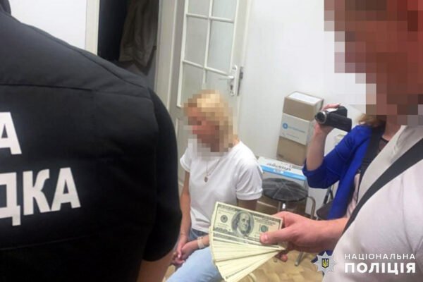 Підозру оголосили хмельничанці, яка обіцяла за 9 тис. доларів допомогти чоловіку знятися з військового обліку