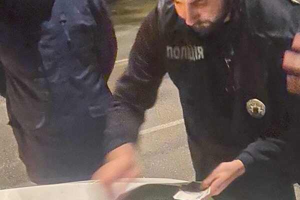 В Одесі затримали молодиків, що намагалися “вибити” з чоловіка неіснуючий борг у розмірі 200 тис. грн