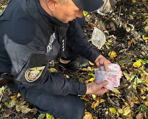 Пенсіонерка з Тернопільщини викликала копів, бо в неї вкрали гроші. Як виявилося – закопала на городі й забула про це