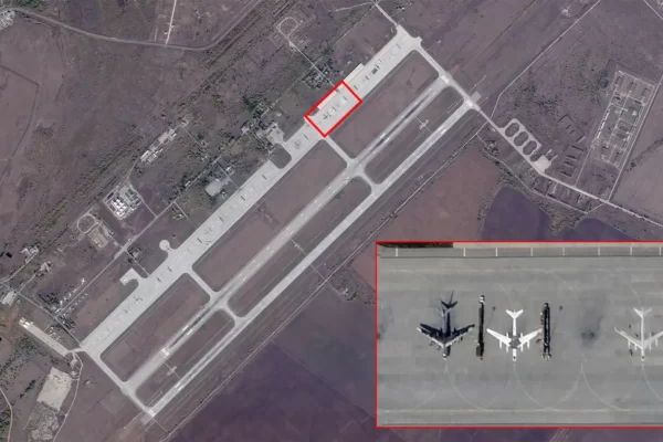 Окупанти почали малювати на авіабазі в Енгельсі літаки ТУ-95 для захисту від дронів (ФОТО)