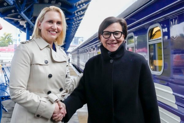 Спецпредставниця США з питань відбудови України прибула в Київ (ФОТО)