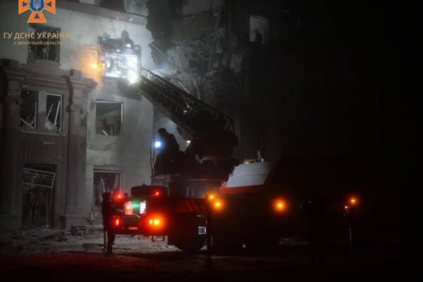 Правоохоронці показали кадри порятунку людини з-під завалів будинку в Запоріжжі (ВІДЕО)