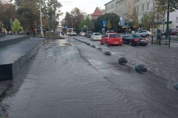 Центр Львова пішов під воду: В місті прорвало водогін (ФОТО)