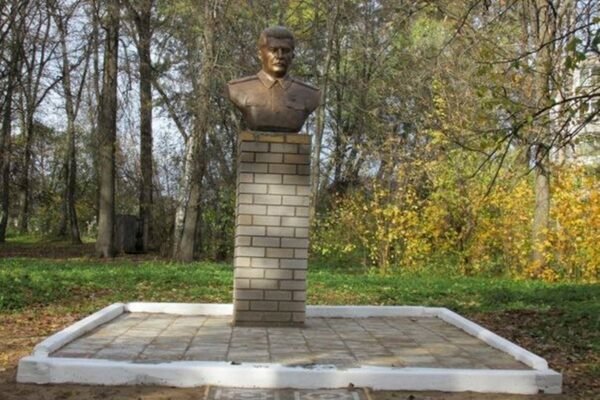 Маразм на болтах: На Росії в дитячих парках встановлюють погруддя Сталіна