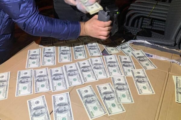 Прокурора окружної прокуратури Фастова затримали на отриманні 15 тис. доларів хабара