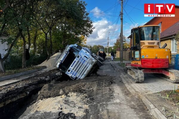 На Рівненщині вантажівка провалилася під асфальт (ФОТО)