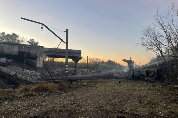 ЗСУ скинули авіабомби на міст Ясинувата-Горлівка, яким активно користувалися окупанти (ФОТО, ВІДЕО)