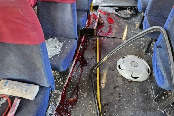 Під російський обстріл потрапив автобус в Херсоні. Є важкопоранені (ФОТО)