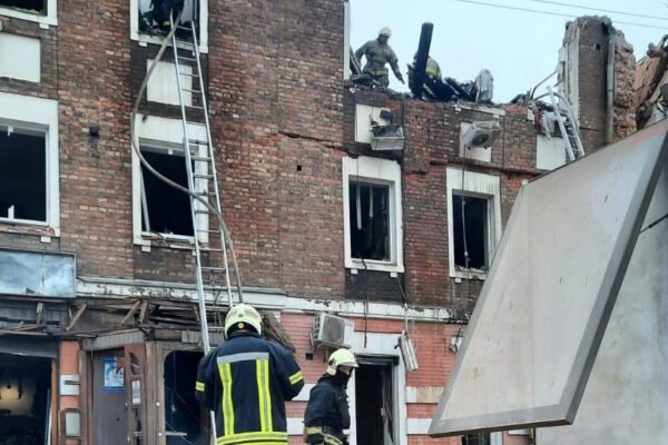 У Харкові під завалами знайшли тіло бабусі загиблого вранці 10-річного хлопчика