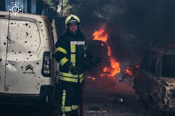В ДСНС показали наслідки атаки росіян по транспортному підприємству в Херсоні (ФОТО)