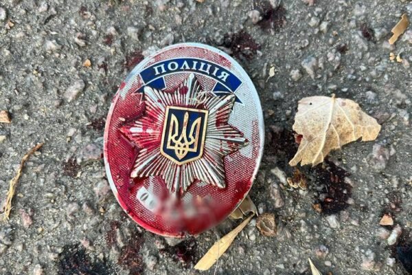 Пробило броню: У Херсоні поранено копів, які під обстрілами витягували чоловіка з відірваною ногою