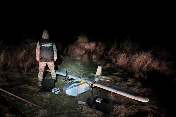 На кордоні з Румунією виявили дрон з багажем контрабандних цигарок