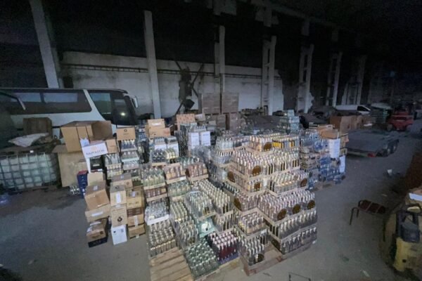 На Закарпатті прикордонники виявили склади з нелегальним алкоголем та цигарками