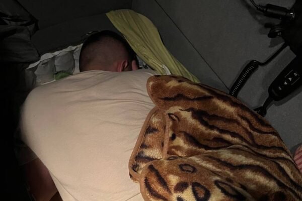 Сховався під ковдрами: У фурі 44-річного українця прикордонники знайшли його 21-річного сина-ухилянта