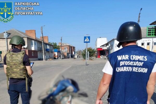 Росіяни обстріляли центральну площу Вовчанська: Загинув чоловік