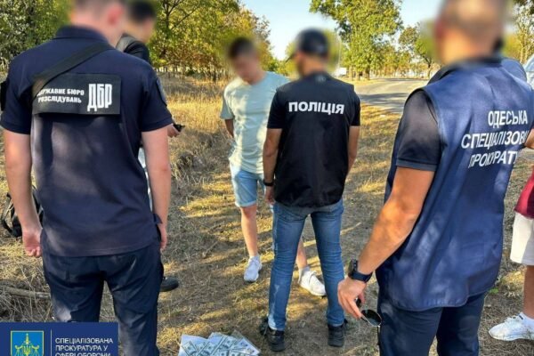 Виїзд за кордон за 10 тисяч доларів: на Одещині викрили прикордонника-хабарника