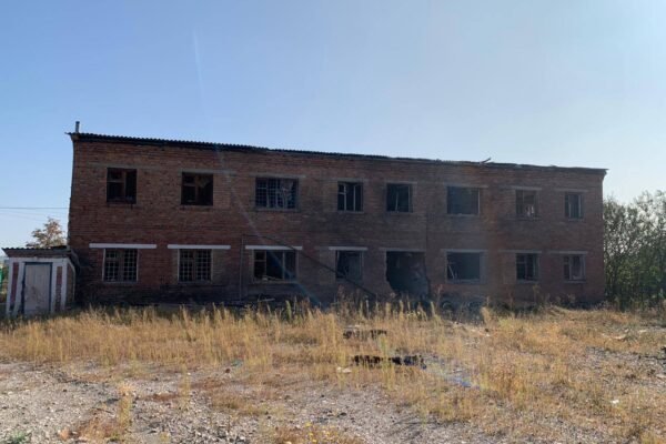 Окупанти обстріляли Вовчанськ на Харківщині: пошкоджена будівля автошколи (ФОТО)