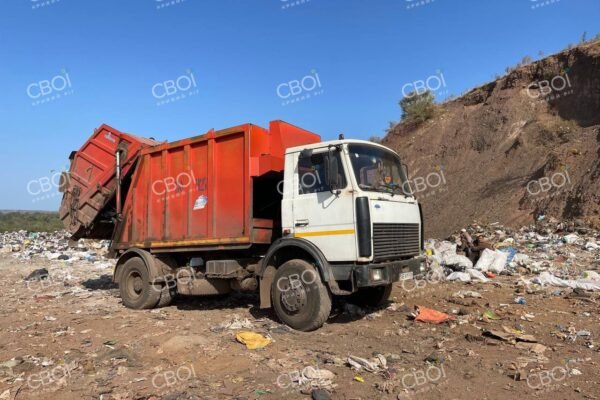 У Кривому Розі під час вивантаження на полігоні сміття зі сміттєвозу випав труп жінки (ФОТО)