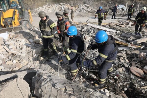 Удар міг коригувати місцевий житель: кількість загиблих у селі на Харківщині зросла до 50 (ВІДЕО)