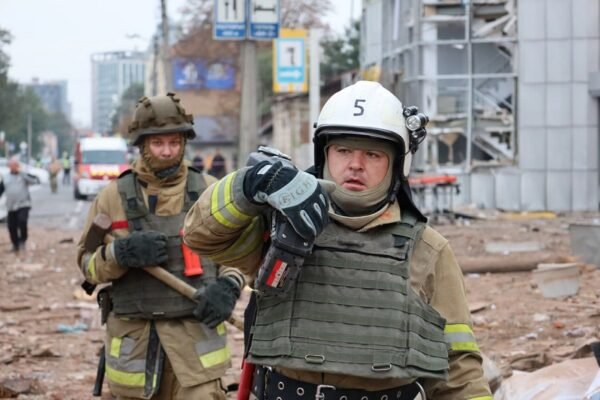 Пошуково-рятувальні роботи на місці ракетного удару в Харкові завершено, – МВС (ФОТО)