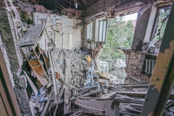 Удар по Покровську: аварійні роботи завершені, з-під завалів врятували 3 людей (ФОТО)