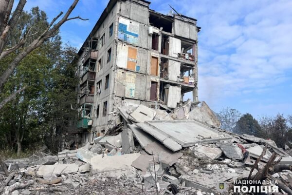Росіяни авіаударом зруйнували п’ятиповерхівку в Авдіївці: під завалами може бути людина (ФОТО)