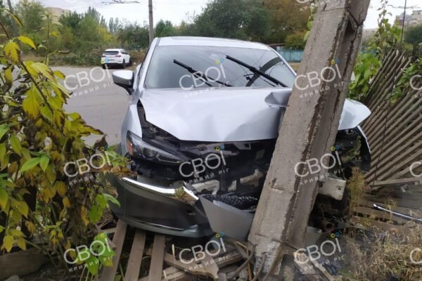У Кривому Розі чоловік викинув гроші у смітник і врізався у стовп, коли терміново повертався (ФОТО)