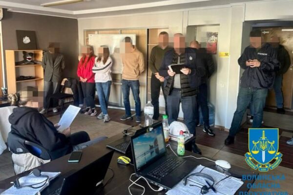 У Луцьку викрили шахрайський кол-центр: заробляли 2 млн грн щомісяця (ФОТО)