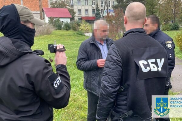 Хабарі за фіктивне оформлення “студентів-ухилянтів”: на Закарпатті затримали завкафедри (ФОТО)
