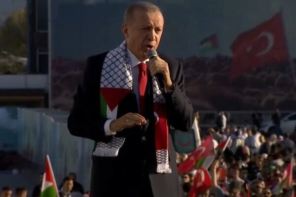 Ердоган лякає світ “війною між хрестом і півмісяцем”: У Туреччині відбулася акція протесту (ФОТО)